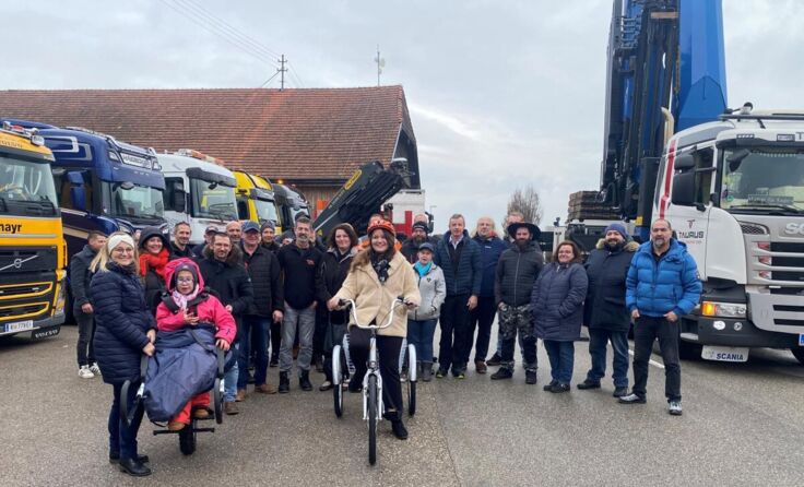 Paula und Nicole wurden vom Verein Fahrer für Kinder überrascht. (Foto: Verein Fahrer für Kinder)