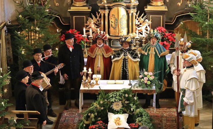 Die Dreikönigsreiter beim Gottesdienst in der Neukirchner Pfarrkirche. (Foto: Hörmandinger)