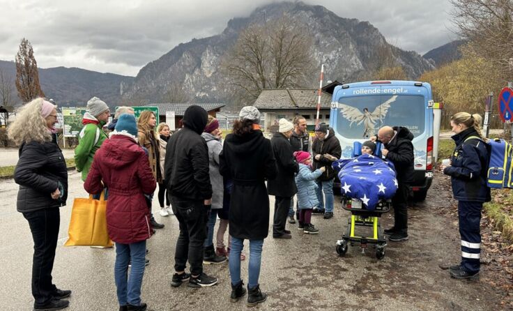 Frau Gabi im Kreise ihrer Familie am Traunsee. (Foto: rollendeengel)