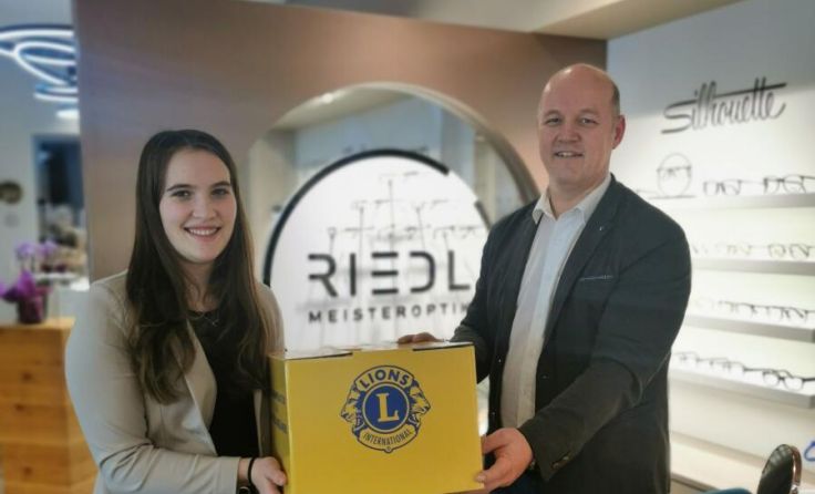 Verena von Riedl Meisteroptik mit Lionsmitglied Gerald Glatz (Foto: Lions Club Dachstein Welterbe)