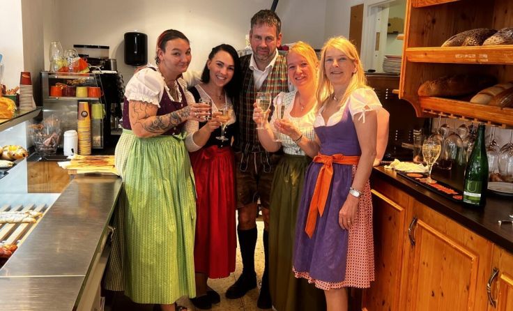 Der neue Inhaber Martin Schwaighofer mit seinem Team. (Foto: Helene Schwaighofer)