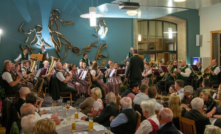 Die Obertrauner Ortsmusik beim Frühlingskonzert 2024. (Foto: Martin Bankhammer)
