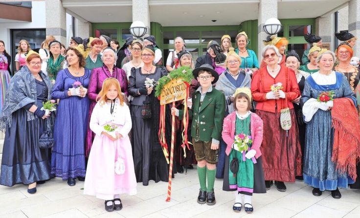 Die Goiserer Goldhaubenfrauen. (Foto: Hörmandinger)