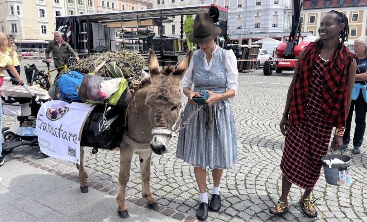 Sigrid Sadjak mit sdsds und Esel Pauli (Foto: Peter Sommer Fotopress)