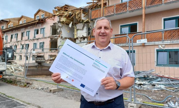Bürgermeister Ing. Fritz Feichtinger vor der Baustelle (Foto: Stadtgemeinde Laakirchen)