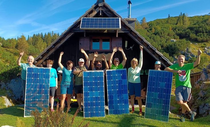 Erneuerung der Photovoltaikanlage auf der Obertrauner Sarsteinhütte (Foto: Peter Perstl)