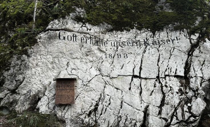 Die neu restaurierte Tafel und Inschrift. (Foto: Ischler Heimatverein)