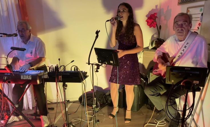 Das Trio "Marleen mit Laura" sorgte für gute Stimmung. (Foto: Café Central)