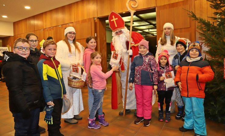 Auch der Nikolaus schaut beim Ebenseer Weihnachtsmarkt vorbei. (Foto: Marion Hörmandinger)
