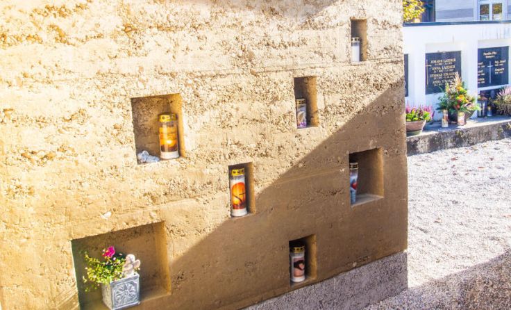 In die Nischen des Sternengrabs können Lichter gestellt werden. (Foto: Pfarre Bad Goisern)