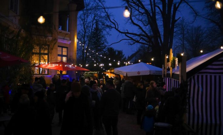 Festliche Atmosphäre beim Weihnachtsmarkt. (Foto: Faschingsverein zum Königreich Oberweis)
