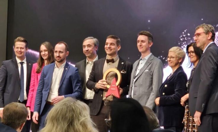 Große Freude über die Auszeichnung des Online Awards 2024. (Foto: Pomberger Goisern GmbH)