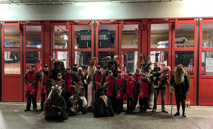 Nikolaus und Krampus bei den Kindern der Hauptfeuerwache Bad Ischl. (Foto: ff-badischl.at)