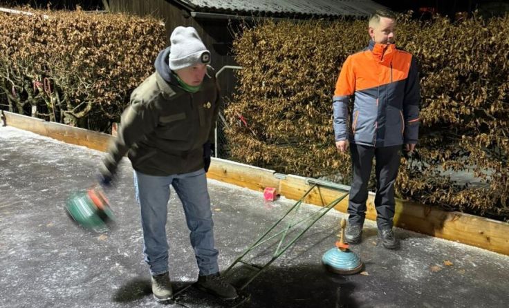 Spannendes Duell auf der Eisbahn Steinwand. (Foto: Naturfreunde Bad Ischl)