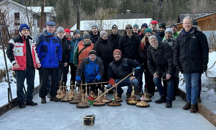 Auf der Eisbahn im Echerntal schossen Markt gegen Lahn. (Foto: Franz Frühauf)
