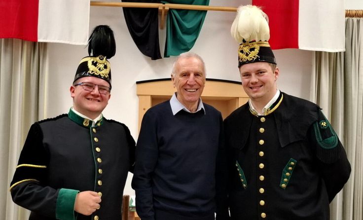 Peter Scheutz (Mitte) wurde zu seinem 80. Geburtstag geehrt. (Foto: Franz Frühauf)