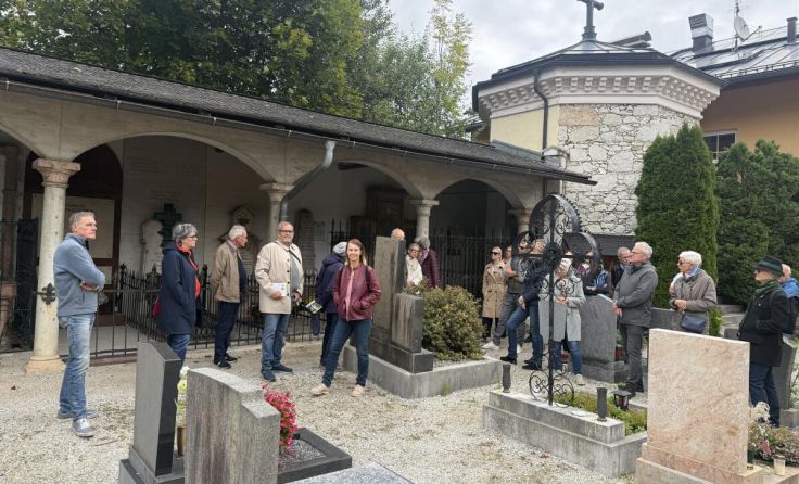 Über 30 Teilnehmer nahmen an der Führung durch den Friedhof teil. (Foto: K.Eckel, IHV)