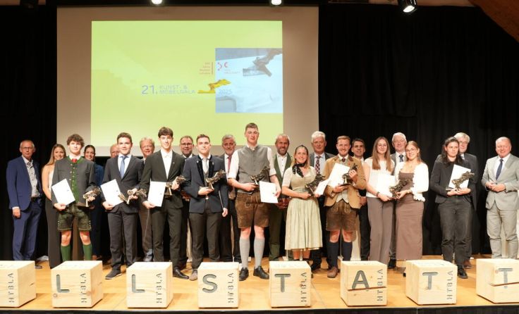 Alle Gewinner der Hallstätter Kunst- und Möbelgala. (Foto: HTL Hallstatt)
