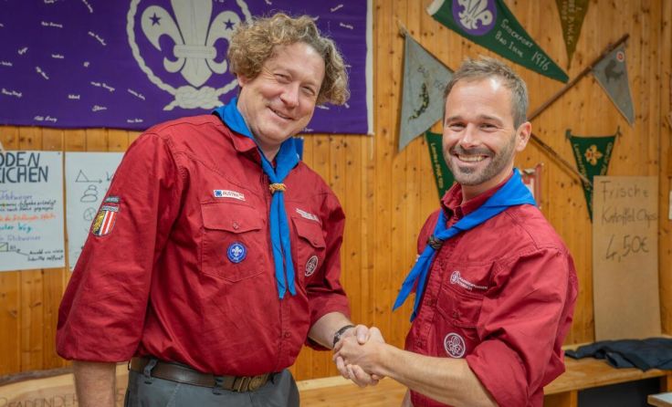 Laurenz Aschauer (links) übergibt an Gerald Schober. (Foto: Pfadfinder Bad Ischl)