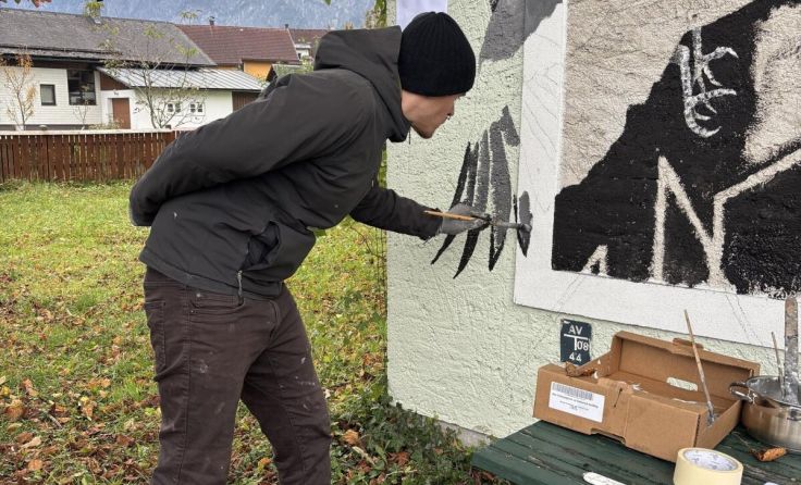 Raffael Strasser mit seinem Graffitti-Kunstwerk in Bad Goisern. (Foto: vgt.at)