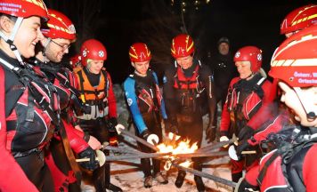 Fackelschwimmen der Wasserrettung setzte Zeichen zum Jahresbeginn