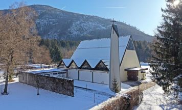 Fernsehgottesdienst in der Ebenseer Bruder-Klaus-Kirche