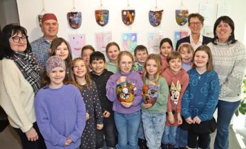 Keramik-Fetzenmasken im Rathaus Ebensee ausgestellt