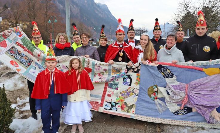 Die bunte Fetzenfahne vor dem Rathaus. (Foto: Hörmandinger)