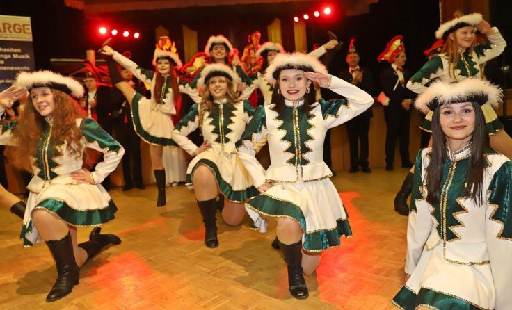 Gardemädchen in festlicher Aufstellung beim Pfarrball Ebensee. (Foto: Hörmandinger)