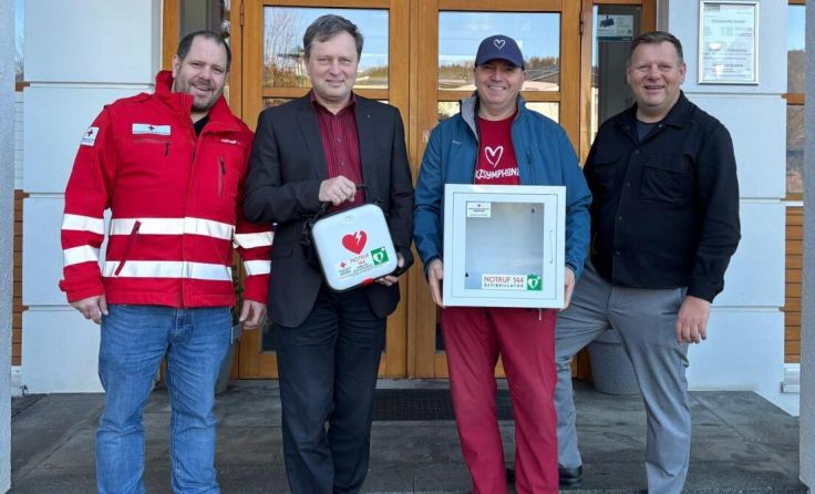 Übergabe des neuen Defibrillator vor der Raiffeisenbank in St. Konrad. (Foto: Herzsymphonie)