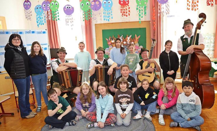 Die Tirolerhäusl Schützenmusi in der Volksschule Ebensee. (Foto: Hörmandinger)