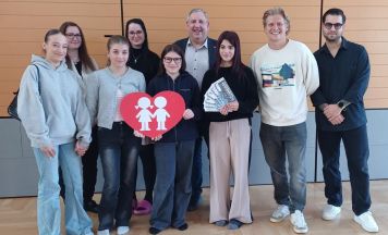 Überraschungsbesuch im Jugendzentrum Laakirchen sorgt für große Freude