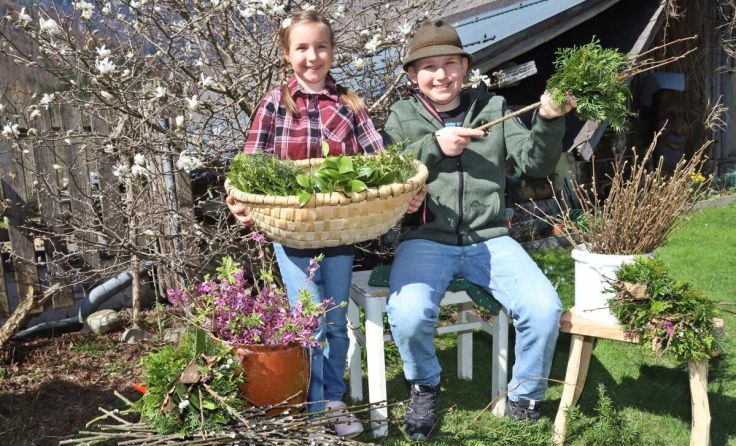 Kinder beim traditionellen Binden der Palmbuschen. (Foto: Hörmandinger)
