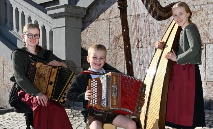 Katharina (links) und Julis (rechts) mit ihrem kleinen Bruder Michael. (Foto: Andreas Bauer)