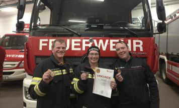 Melanie Ischlstöger erhält als erste Frau goldenes Atemschutzabzeichen im Bezirk Gmunden