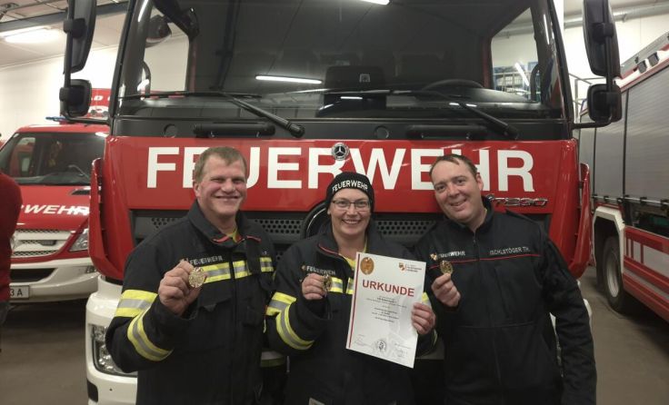 Melanie Ischlstöger (Mitte) freut sich über das Abzeichen in Gold. (Foto: www.ff-badischl.at)