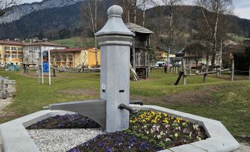 Alter Marktplatz-Brunnen im Kurpark Bad Goisern wieder aufgestellt