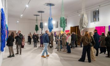 Ausstellung von Clemens Wolf in den Stallungen der Kaiservilla