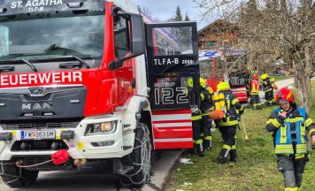 Große Feuerwehrübung mit schwieriger Löschwasserversorgung in Bad Goisern