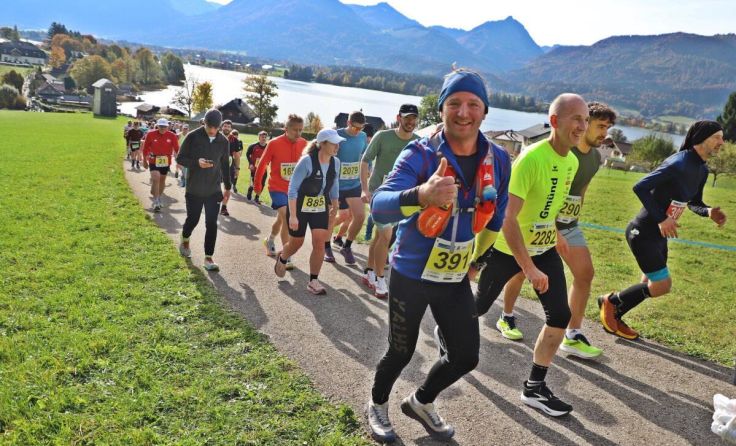 Teilnehmer genießen die malerische Strecke rund um den Wolfgangsee. (Foto: Hörmandinger)