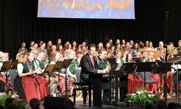 Musikalische Grenzgänge des Musikvereins Pinsdorf im Congresshaus Gmunden