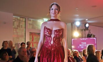 Modeschau „Stoff. Kunst. Werk.“ der Modeschule Ebensee begeistert Publikum