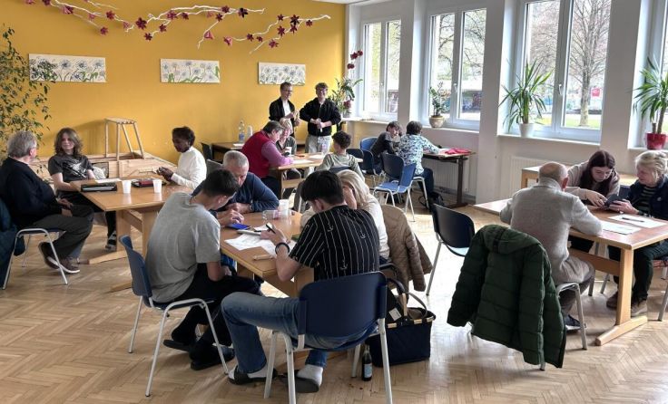 Austausch zwischen den Generationen bei Handy@Dialog. (Foto: Stadtgemeinde Laakirchen)