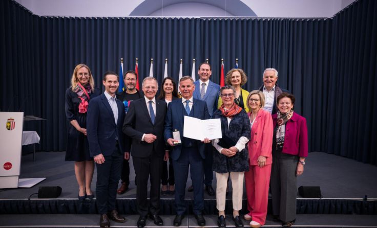 Auszeichnung für Robert Oberfrank (Mitte). (Foto: Land ÖÖ)