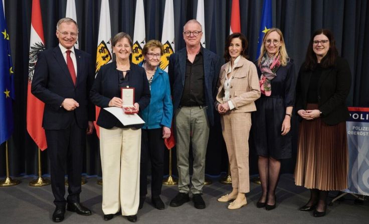 Sabine Reiter (Zweite von links) freut sich über die Auszeichnung. (Foto: Land Oberösterreich)