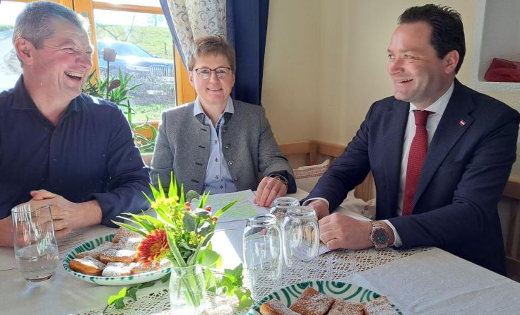 Minister Totschnig (re.) mit Rosi Ferstl und Johann Schwarz (Foto: Gerlinde Riegler-Aspelmayr)