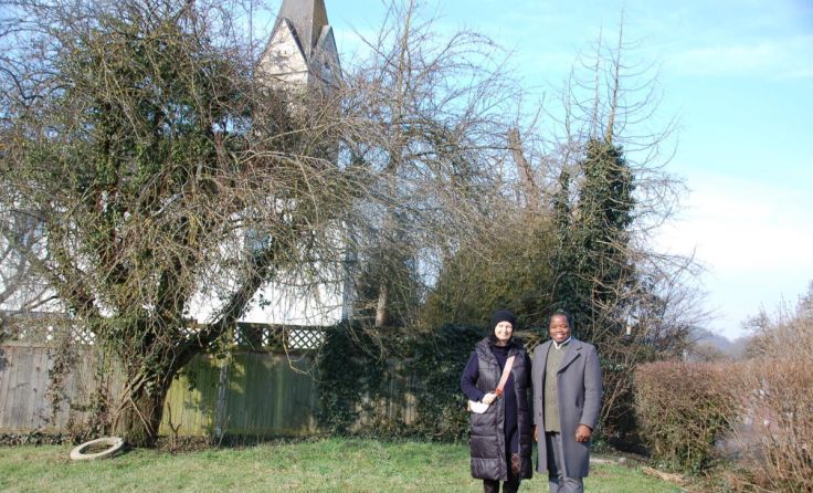 Elisabeth Medel und Pfarrer Ozougwu auf der Pfarrwiese, die zum Park wird. (Foto: Riegler-Aspelmayr)