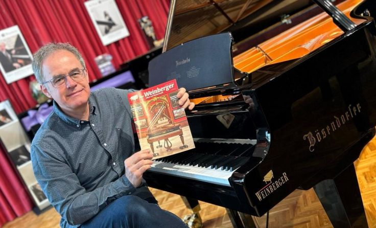 Bruno Weinberger mit der 100. Ausgabe seiner Fachzeitschrift. (Foto: privat)