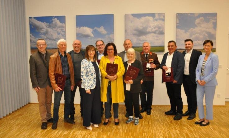 Die Geehrten mit ersten Gratulanten. (Foto: Marktgemeindeamt Luftenberg)