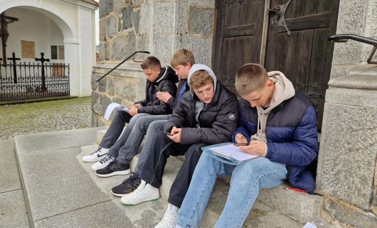 Zur Recherche durfte auch das Handy verwendet werden. (Foto: privat)